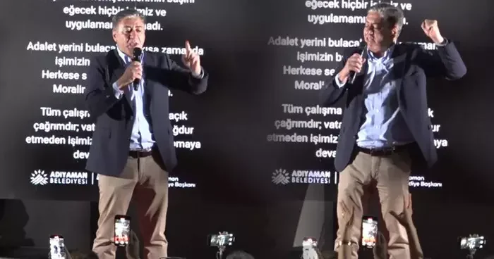 CHP Grup Başkanvekili Emir sahneden inerken düştü! Hastaneye kaldırıldı
