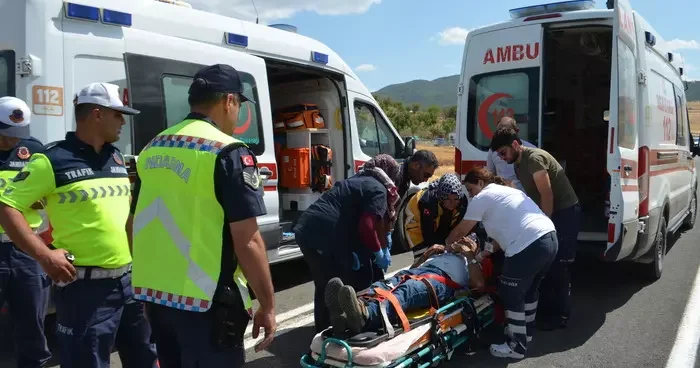 Çorum da trafik levhasına çarpan otomobildeki çift yaralandı