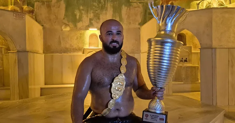 Gelenek devam etti! Başpehlivan altın kemeriyle hamamda