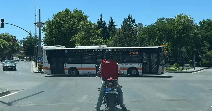 Plakasını bez ile gizleyen motosiklet sürücüsü kırmızı ışıkta geçti