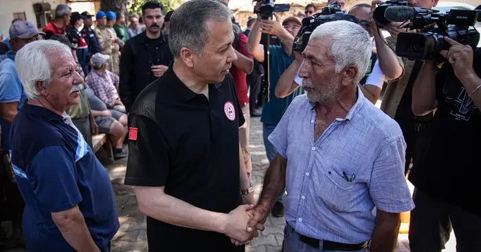 Bakan Yerlikaya, İzmir Ödemiş te orman yangınından etkilenen mahalleleri ziyaret etti: