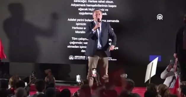 CHP yi üzen olay! CHP Grup Başkanvekili Murat Emir sahneden düştü