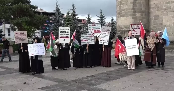 Sağlık çalışanları Erzurum da Gazze için yürüdü