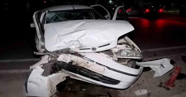 Önünde seyreden tıra çarpan otomobil hurdaya döndü Aksaray Haberleri