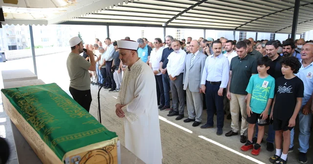 Balkonunda yorgun mermiyle başından yaralanan ve dün yaşamını yitiren doktor toprağa verildi Ordu Haberleri