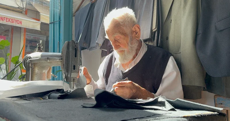 75 yıllık terzi yeteneğiyle şapka çıkartıyor