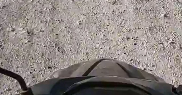 Motosikletli sürücü İzmir in bozuk yollarını İzmir Marşı ile tiye: Melodili yol olduğunu biliyor muydunuz? VİDEO İZLE