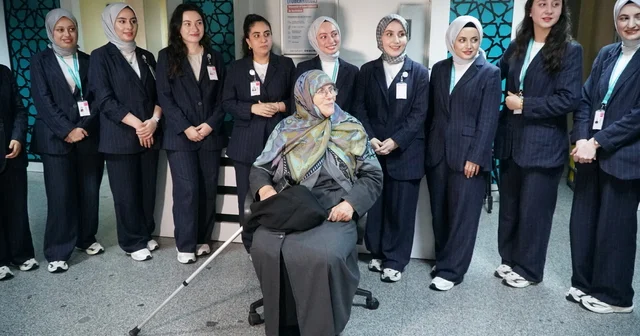 Muayeneye yalnız gelen hastaya sağlık personelinden şifa veren ilgi Rize Haberleri