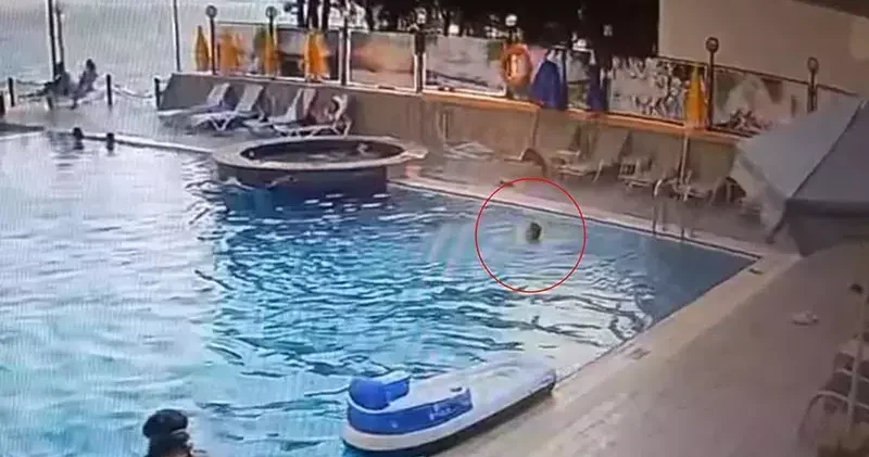 9 yaşındaki Ali, kaldıkları otelin havuzunda boğuldu