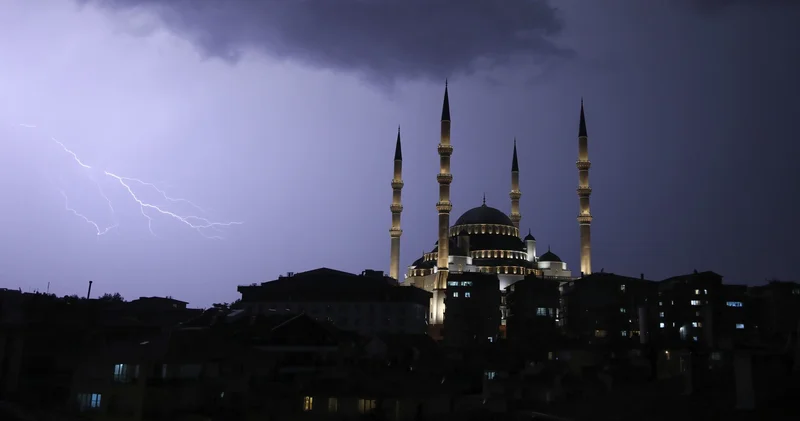 İstanbul dahil 29 il için sağanak alarmı! Saat verildi, şimşekler geceyi aydınlatacak