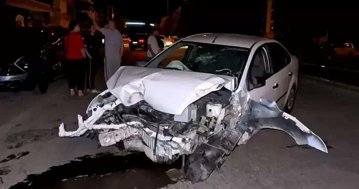 Kontrolden çıkan otomobil ağacı ve direği devirdi, sürücü kaçtı