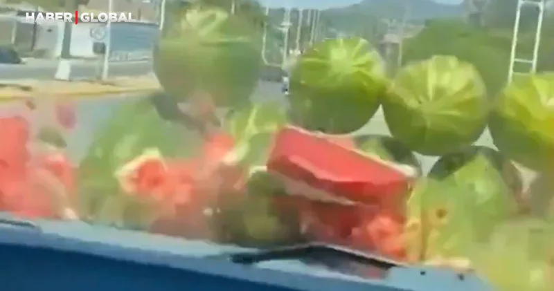 Malatya’da araçlarıyla karpuz tezgahına daldılar, “canımız sıkıldı” diyerek paylaştılar