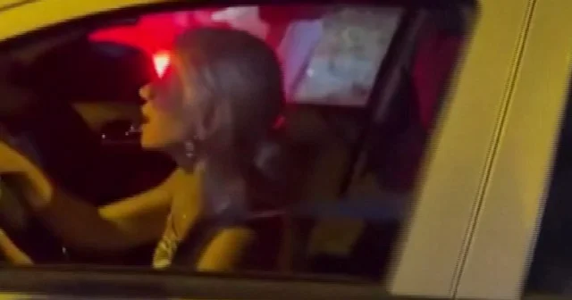 Büyükçekmece de bir kadın sürücü önce trafikte ortalığı birbirine kattı ardından kaçtı VİDEO İZLE