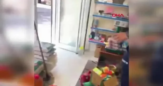 Zabıtayı marketten kovdu seni vururum diye tehdit etti o anlar kameraya böyle yansıdı