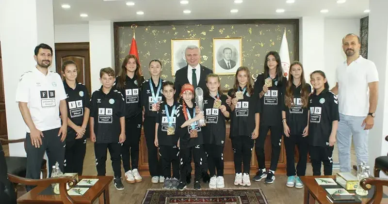 Sapanca Kaymakamı Yazıcı dan şampiyon karatecilere tebrik