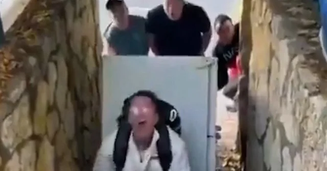 Siyonist hırsız Filistinli aileden çaldığı dolabın altında kaldı VİDEO İZLE