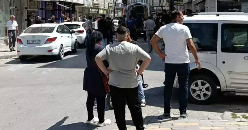 2 kardeş, kaldırımda yürüyen 2 kişiyi bıçakladı