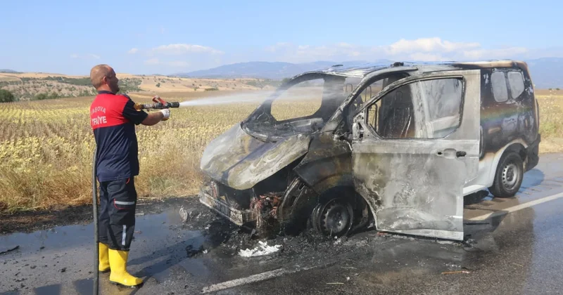 Seyir halindeki panelvan alev topuna döndü Sözcü Gazetesi