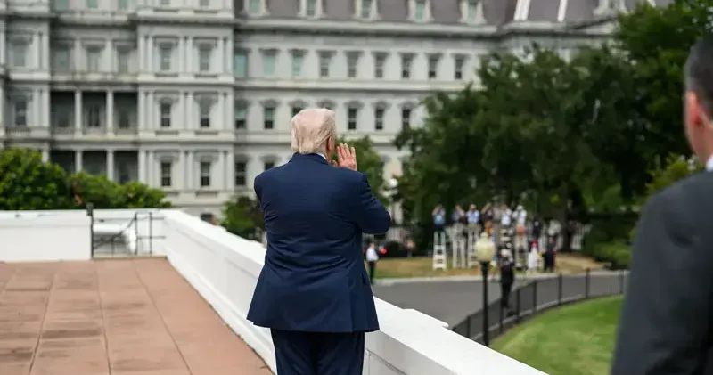 Trump, Beyaz Saray ın çatısına çıktı