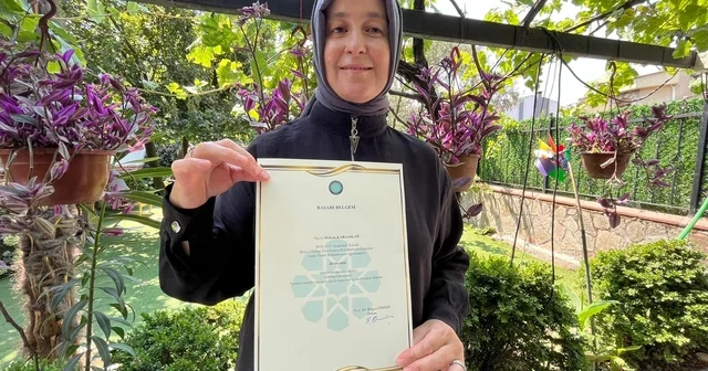 5 çocuk annesi, lise mezuniyetinden 30 yıl sonra başladığı üniversiteyi bölüm birincisi olarak bitirdi Bursa Haberleri