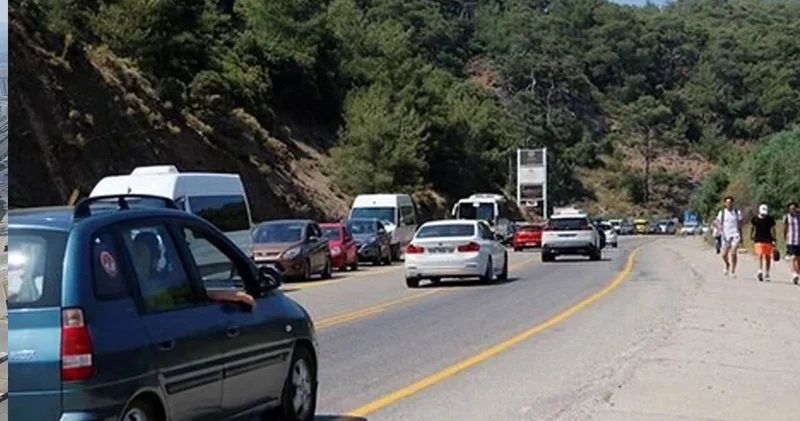 Fethiye Ölüdeniz kara yolunda tatilciler yaklaşık 3 kilometrelik araç kuyruğu oluşturdu