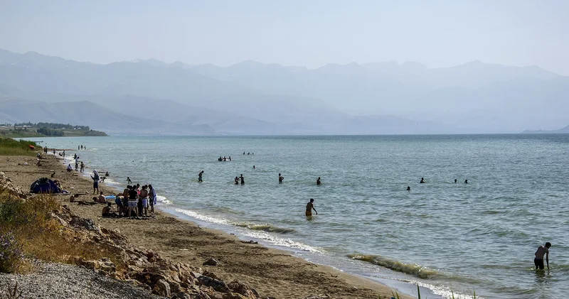Van Gölü nün büyülü etkisi: Göle esmer girip sarışın çıkıyorlar