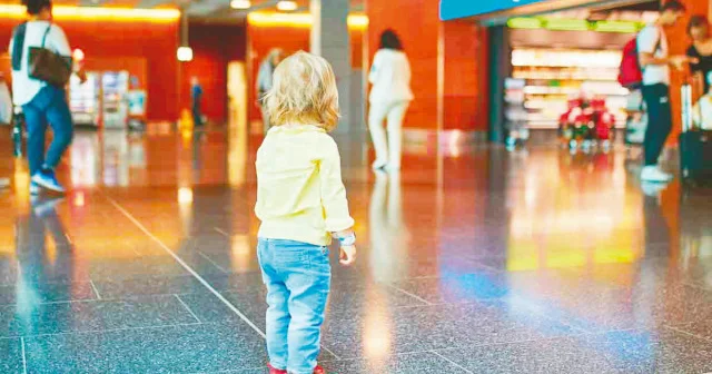 Çocuklarını havalimanında bırakarak tatile gittiler Dünya Haberleri