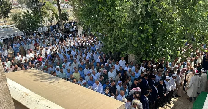 Sivas taki trafik kazasında hayatını kaybeden 4 kişinin cenazesi Şanlıurfa da toprağa verildi