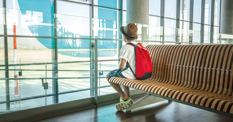 Havaalanında tek başına... Tatil uğruna çocuklarını bıraktılar