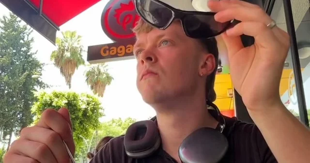 Ezan sesini ilk kez yakından duyan turist şaşkınlığını gizleyemedi: O anları böyle kayda aldı VİDEO İZLE