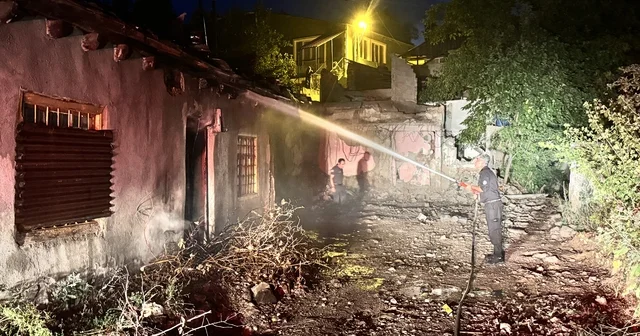 Erzurum da yangın çıkan müstakil ev kullanılamaz hale geldi Erzurum Haberleri
