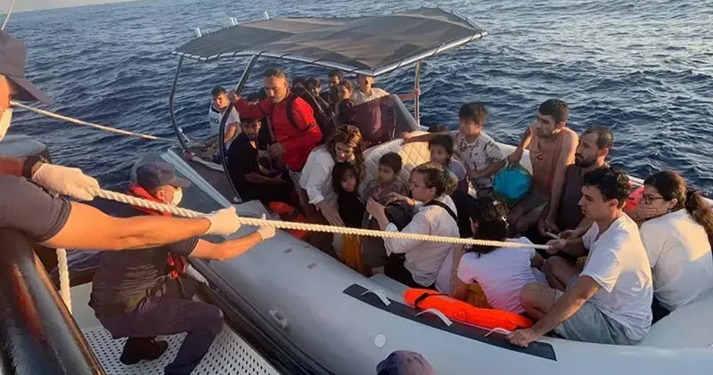 Marmaris te sürüklenen bottaki 35 kaçak göçmen kurtarıldı