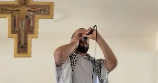 Kilisede okunan ezan Avrupa aktivistlerini gözyaşlarına boğdu VİDEO İZLE