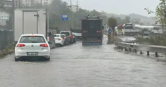 Zonguldak’ta şiddetli yağış ulaşımı aksattı