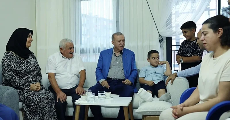Başkan Erdoğan dan yeni evlerine kavuşan depremzede aileye ziyaret