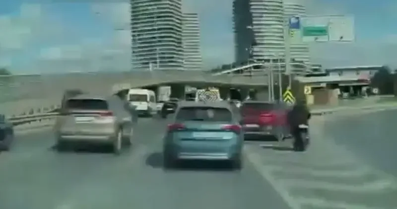 Şişli de sapağa geç giren otomobile motosiklet çarptı