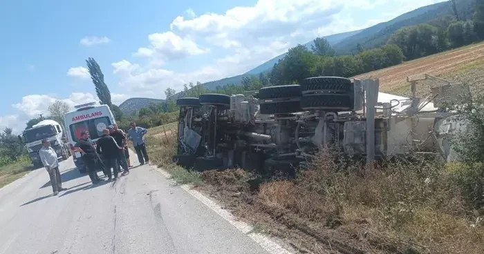 Kütahya da trafik kazası! Beton mikseri devrildi