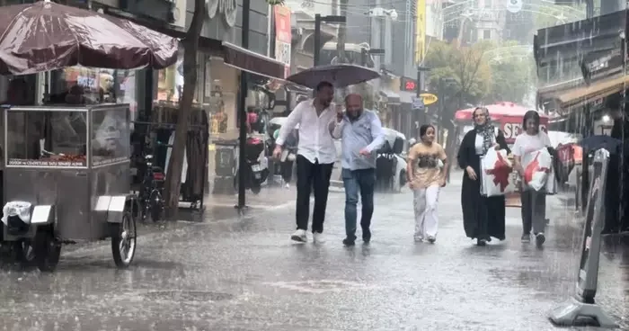 Bandırma da sağanak yağış etkili oldu