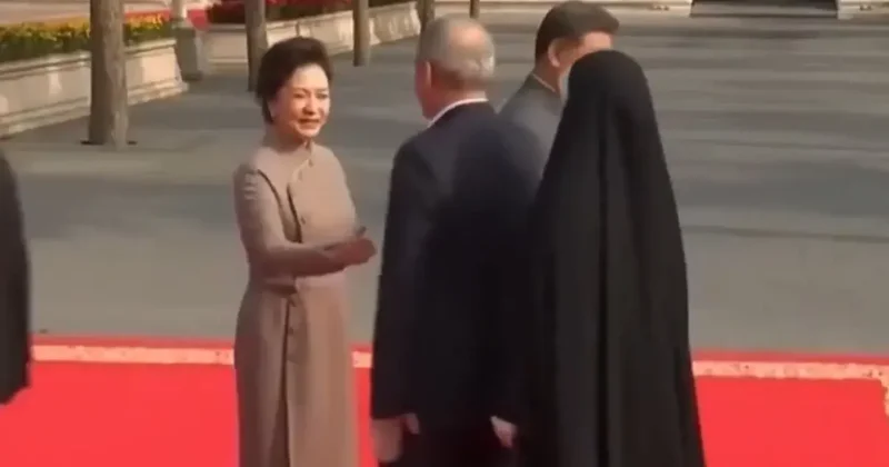 Eli havada kalan Çin in First Lady si fena bozuldu