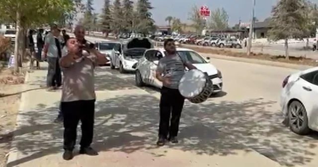 Direksiyon sınavını kazandı, sevincini davul zurna eşliğinde kutladı; o anlar kamerada Adana Haberleri