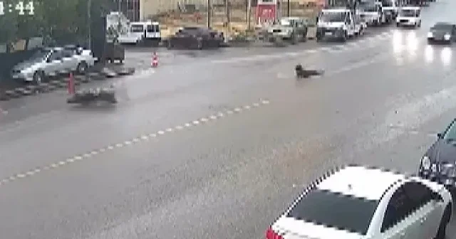 Ankara da yollar göle döndü: Seyir halindeyken devrilen motosikletli sağanak yağışta böyle sürüklendi VİDEO İZLE