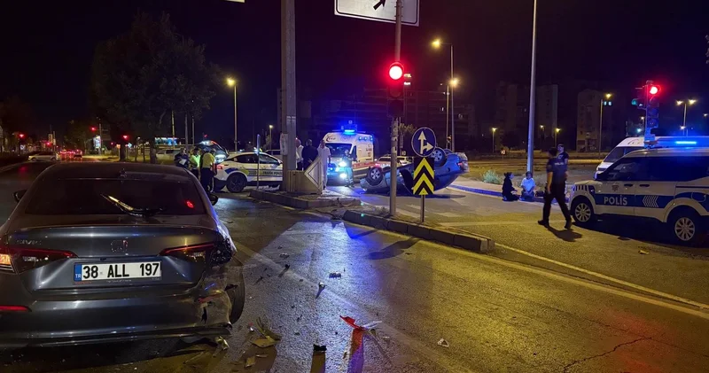 Kayseri de ışıkta bekleyen otomobile arkadan çarpan araç takla attı