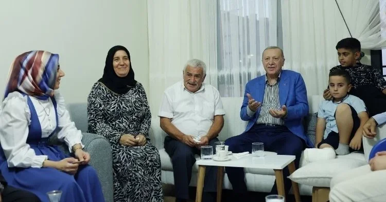 Cumhurbaşkanı Erdoğan, depremzede aileye misafir oldu