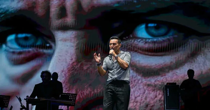 İzmir de Mustafa Sandal coşkusu: On binlerce kişi hep bir ağızdan söyledi