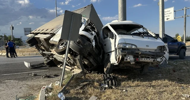 Çorum da kamyonetle minibüsün çarpışması sonucu 5 kişi yaralandı Çorum Haberleri