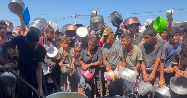 İsrail saldırısı ve ambargosu altındaki Filistinlilere sıcak yemek dağıtıldı VİDEO İZLE