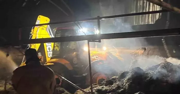 Çiftlikte çıkan yangında saman balyaları alevlere teslim oldu