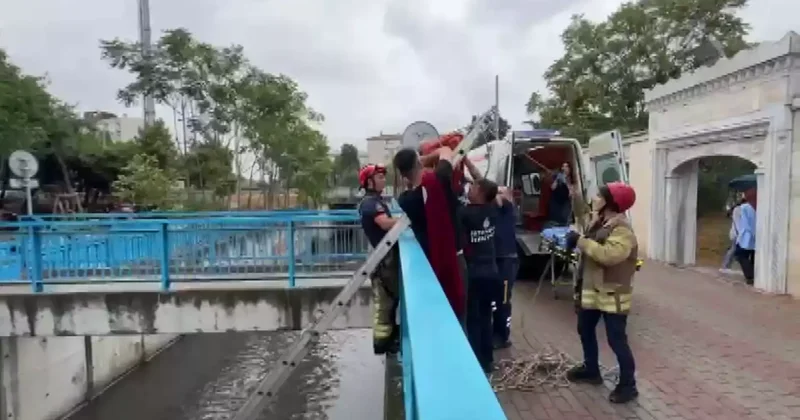 Bakırköy de kafenin çatısından dereye düşen çalışanı itfaiye kurtardı