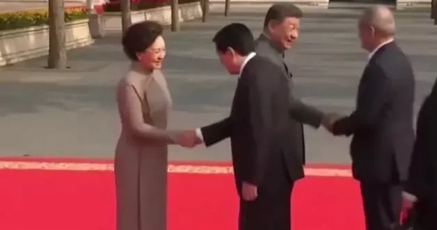Çin de bomba görüntü: Eli sıkılmayan First Lady şoke oldu!