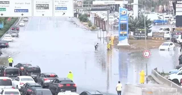 Ankara da etkili olan yağış yolu kapattı VİDEO İZLE